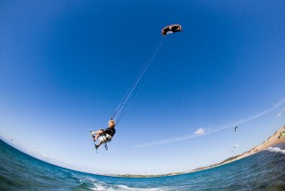 Kiteboarding na moři dává křídla.