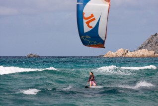 V poslední době začínají s kiteboardingem hlavně holky.