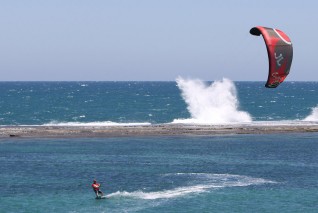 Kiteboarding na modré vodě.