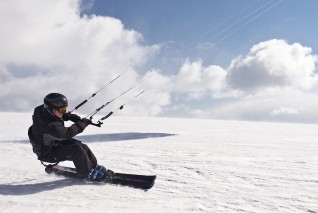 Snowkiting na lyžích je stejný adrenalin jako na snowboardu.