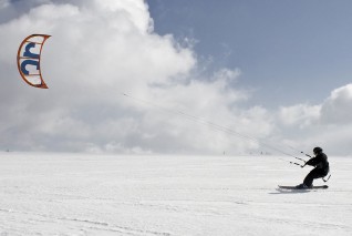 Snowkiting a Mr. Fantastic 8 v silném větru.