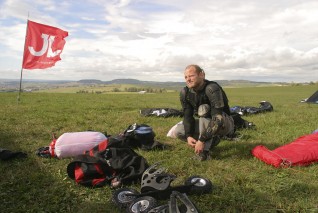 Landkiting na kopci nad Pohledcem. Místo vhodné i pro snowkiting.