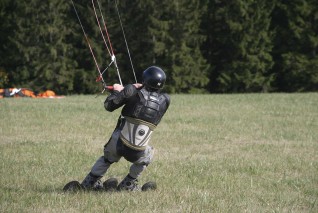 Krásná travička umožňuje snowkiting i při velmi malé vrstvě sněhu.