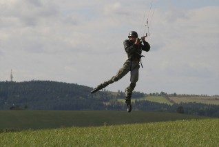 Když zde provozujete snowkiting a landkiting, vidíte krásné panorama harusova kopce naproti.