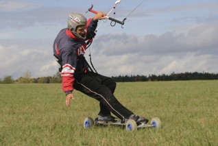 Landkiting na mountainboardu.