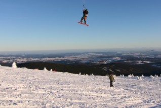 Snowkiting na Pradědu, Martin při slušných poletech.